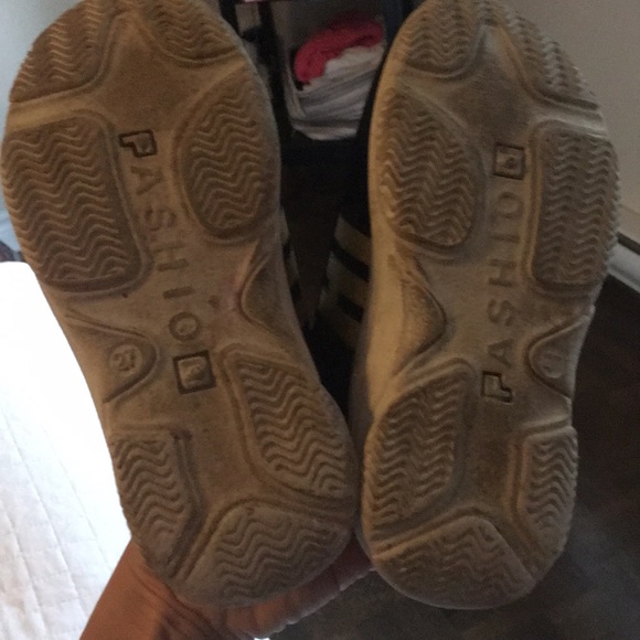 Size 27 toddler shoes - Picture 3 of 3